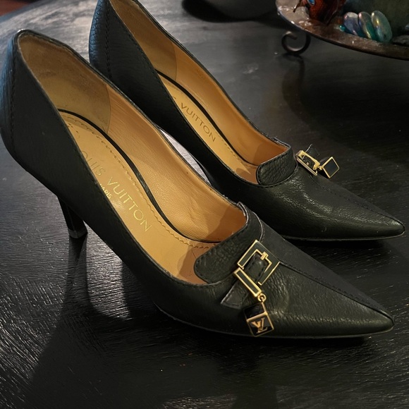 Black 5.5 Louis Vuitton pump cube charm used but in good condition. - Picture 5 of 5